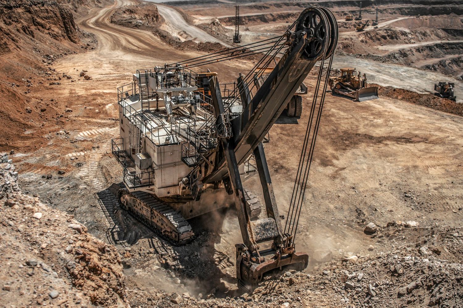 Engin de terrassement sur un grand chantier