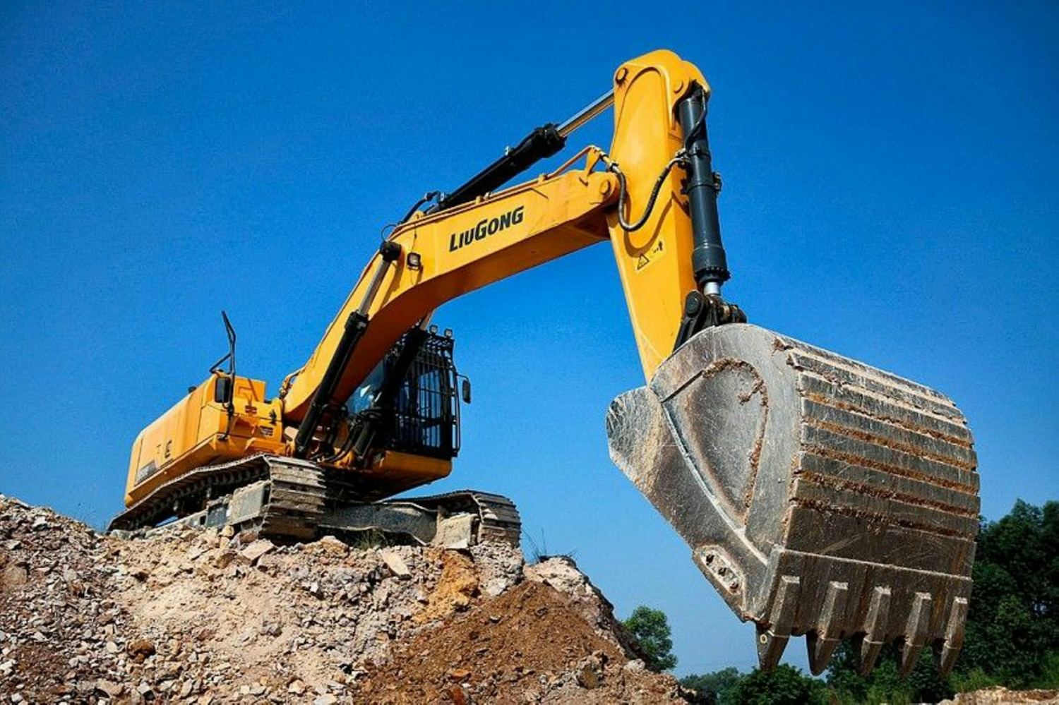 Pelle hydraulique jaune sur un chantier de terrassement